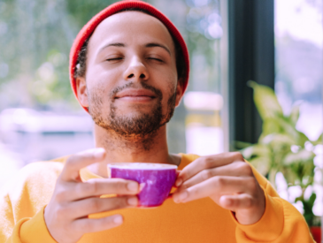 Entspannter Mann mit Kaffeetasse hat gute Vorsätze für das neue Jahr