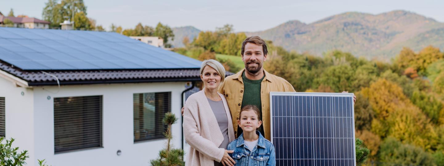 header_lekker_energie_photovoltaik_familie_vor_haus_mit_solaranlage_2880x1080_