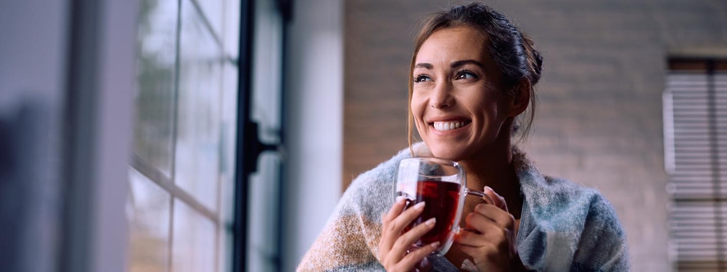 lekker-energie-fuer-zuhause-gas-frau_trinkt-tee-am-fenster_2880x1080