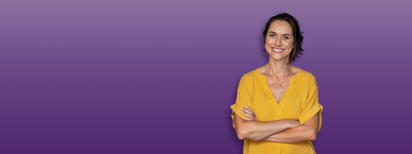 Lächelnde Frau vor violettem Hintergrund.