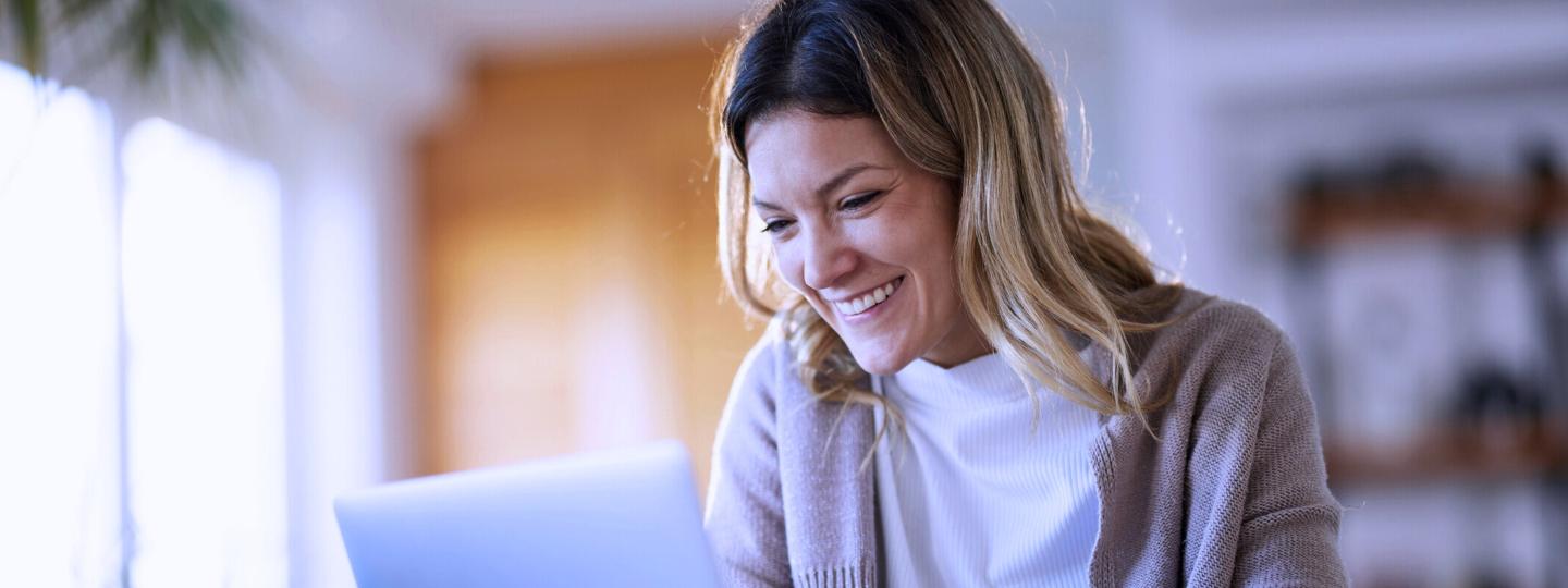 lekker-energie-fuer-zuhause-strom-flex-jungefraulaptop_2880x1080-2