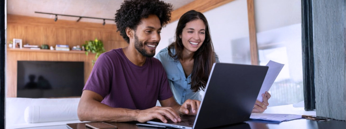 header_lekker_benchmark_startseite_mann_frau_vor_laptop