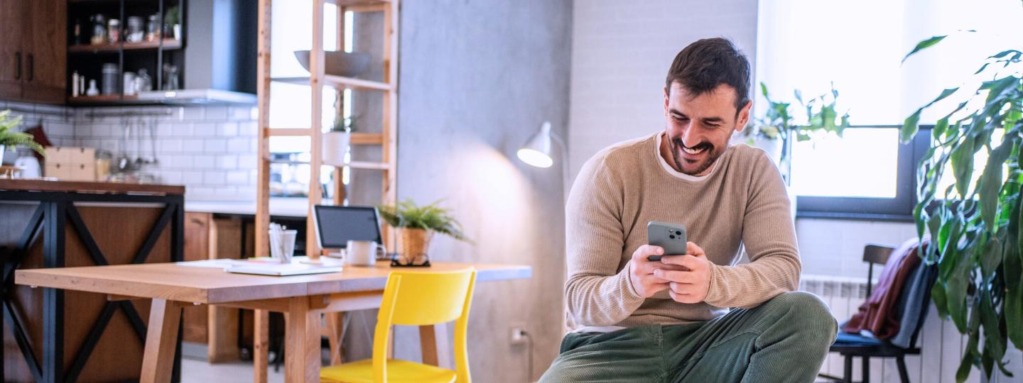 lekker_energie_fuer_zuhause_strom_jungermannaufhockermithandy_header_2880x1080