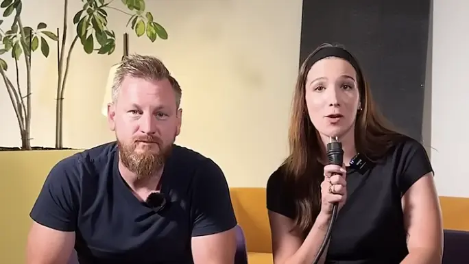 Maren und Ingo verraten dir alles, was  du über Balkonkraftwerke wissen musst.